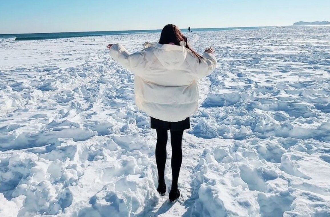 강원도 겨울 설경 풍경 - 눈 덮인 산과 바다