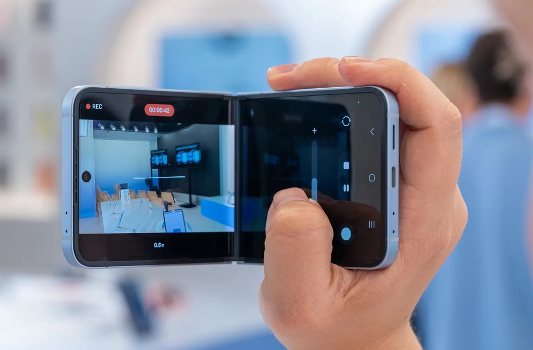 z-flip-7-camera.jpg